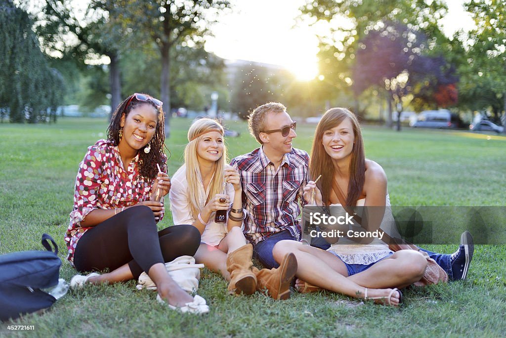 Молодые Колледж Студенты вместе в парке - Стоковые фото Музыкальный фестиваль роялти-фри