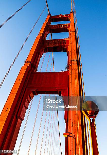 Golden Gate Bridge - Fotografie stock e altre immagini di Ambientazione esterna - Ambientazione esterna, Architettura, Baia
