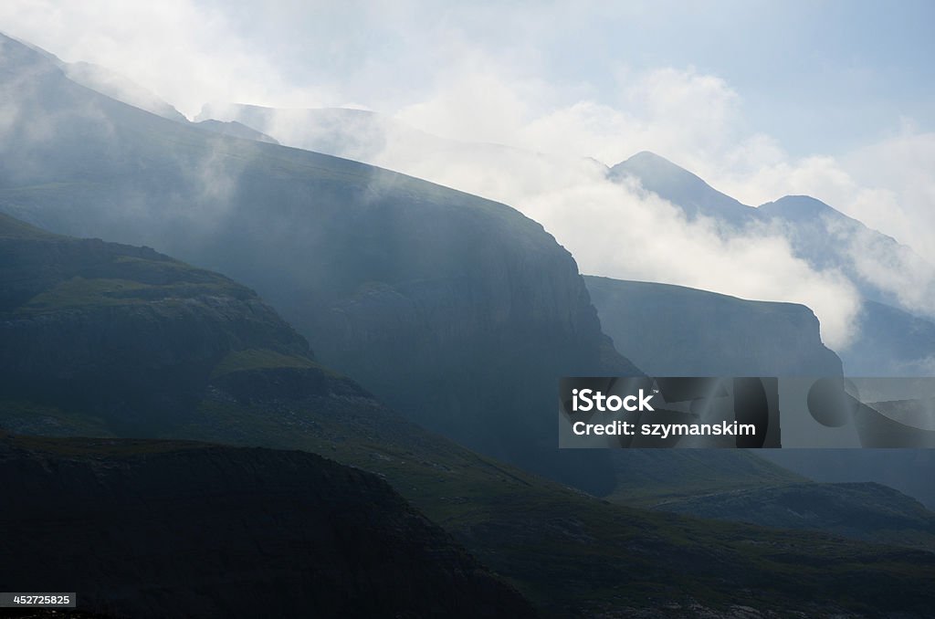 Misty mountains - Foto de stock de Aire libre libre de derechos