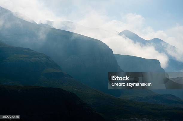 Misty Mountains Foto de stock y más banco de imágenes de Aire libre - Aire libre, Azul, Blanco - Color