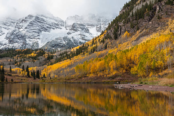 snowy mountains e fogliame di autunno lago - mountain mountain range colorado autumn foto e immagini stock