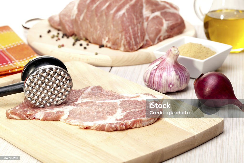 生豚の肉 - 肉叩きのロイヤリティフリーストックフォト