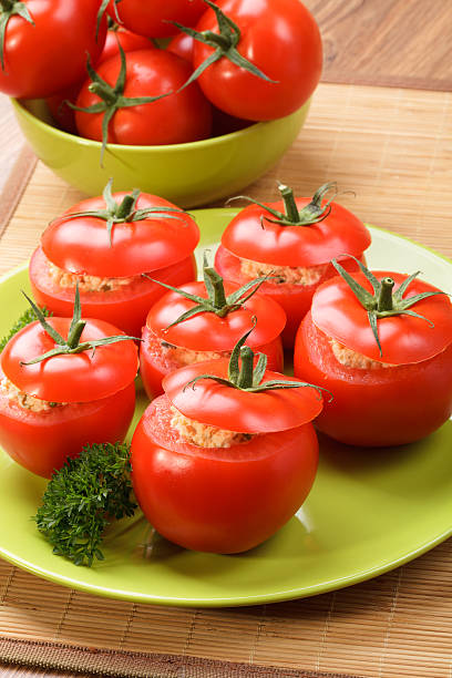 tomate recheado - stuffed tomato - fotografias e filmes do acervo