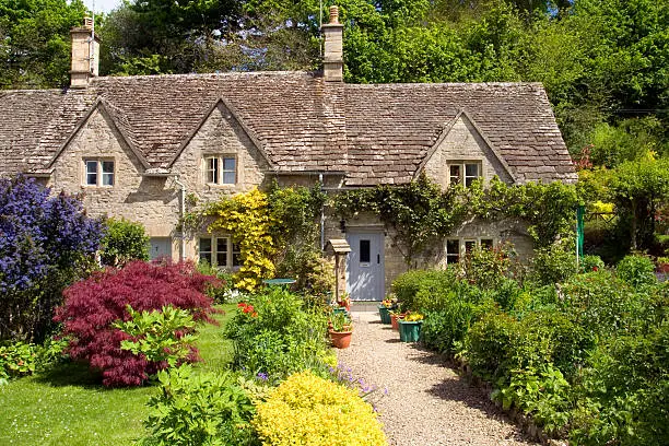 England, Gloucestershire, Cotswolds, Bibury, Cotswold cottages, pretty gardens