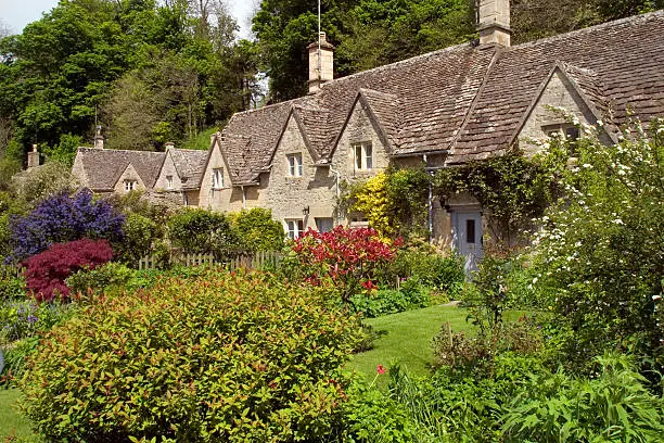 England, Gloucestershire, Cotswolds, Bibury, Cotswold cottages, pretty gardens