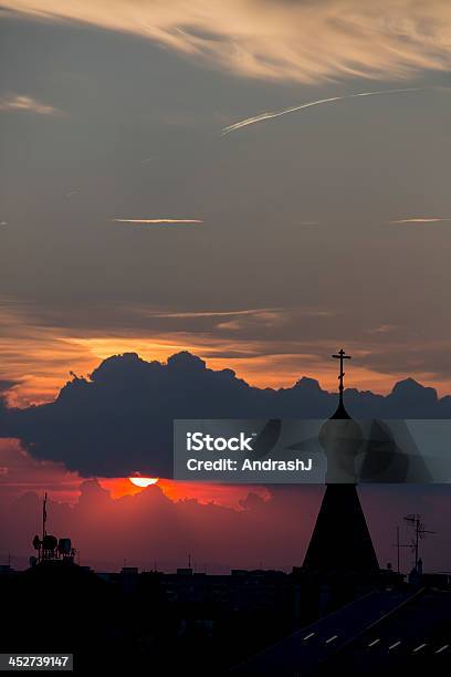 Tramonto Con Chiesa - Fotografie stock e altre immagini di A forma di croce - A forma di croce, Cattolicesimo, Chiesa