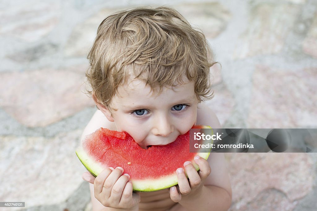 Encantadores poco niño pequeño niño con rubia comiendo sandía i Photoshop - Foto de stock de 2-3 años libre de derechos