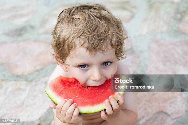 Photo libre de droit de Adorable Petit Enfant Avec Les Cheveux Blond Garçon Manger Pastèque I banque d'images et plus d'images libres de droit de 2-3 ans