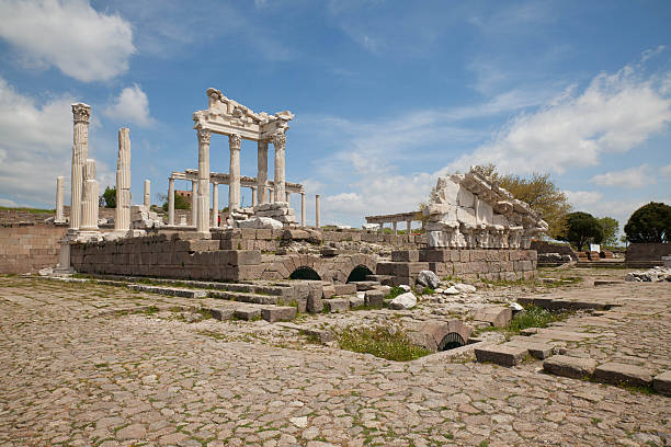 temple de asklepion pergamon - bergama photos et images de collection