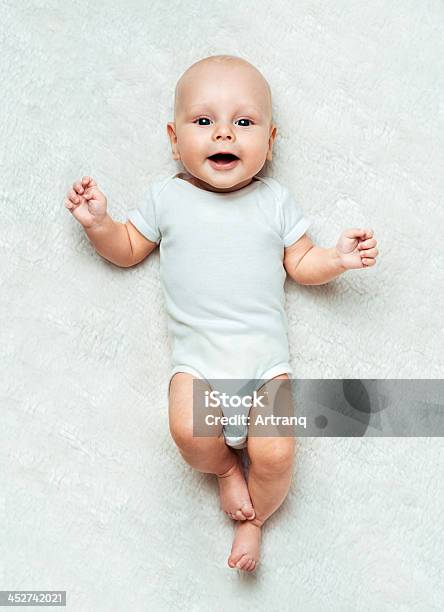 Schöne Babys Liegen Auf Dem Teppich Stockfoto und mehr Bilder von Ausgebleicht - Ausgebleicht, Baby, Bett