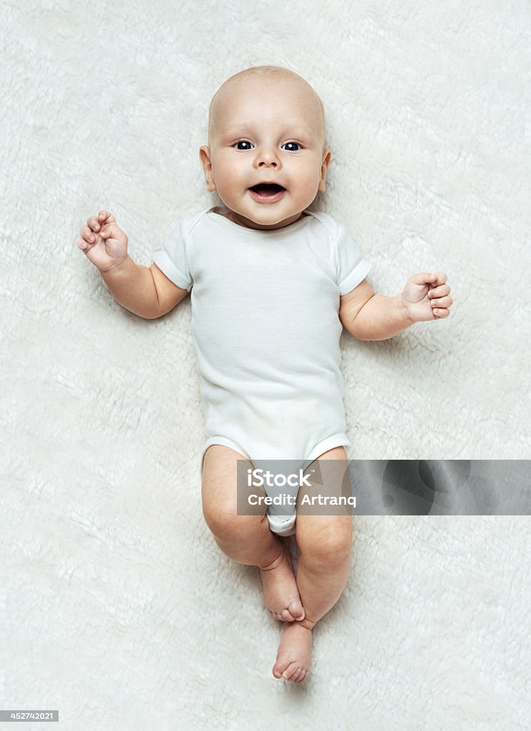 Милый ребенок, лежа на ковре - Стоковые фото Вертикальный роялти-фри