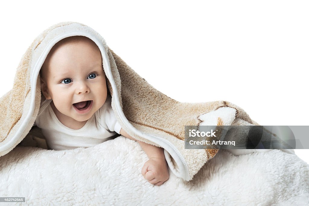 Małe dziecko jest śmiać się pod dywan - Zbiór zdjęć royalty-free (Chłopcy)