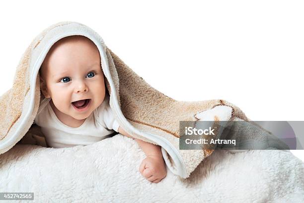 Małe Dziecko Jest Śmiać Się Pod Dywan - zdjęcia stockowe i więcej obrazów Chłopcy - Chłopcy, Dywanik, Dzieciństwo