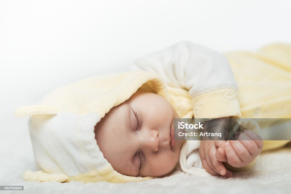 Pequeno bebê dorme no carpete - Foto de stock de Amarelo royalty-free