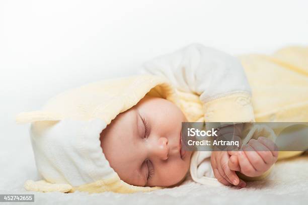 Foto de Pequeno Bebê Dorme No Carpete e mais fotos de stock de Amarelo - Amarelo, Azul, Bebê