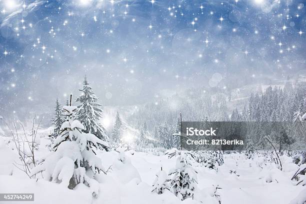Foto de Fundo De Natal Com Árvores De Abeto Com Neve e mais fotos de stock de Arte - Arte, Arte e Artesanato - Assunto, Azul