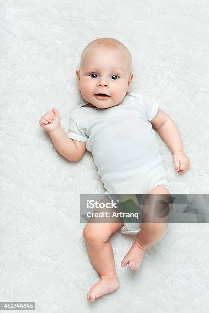뽀샤시 아기가 라잉 굴절률은 카펫 귀여운에 대한 스톡 사진 및 기타 이미지 - 귀여운, 깔개, 높은 키