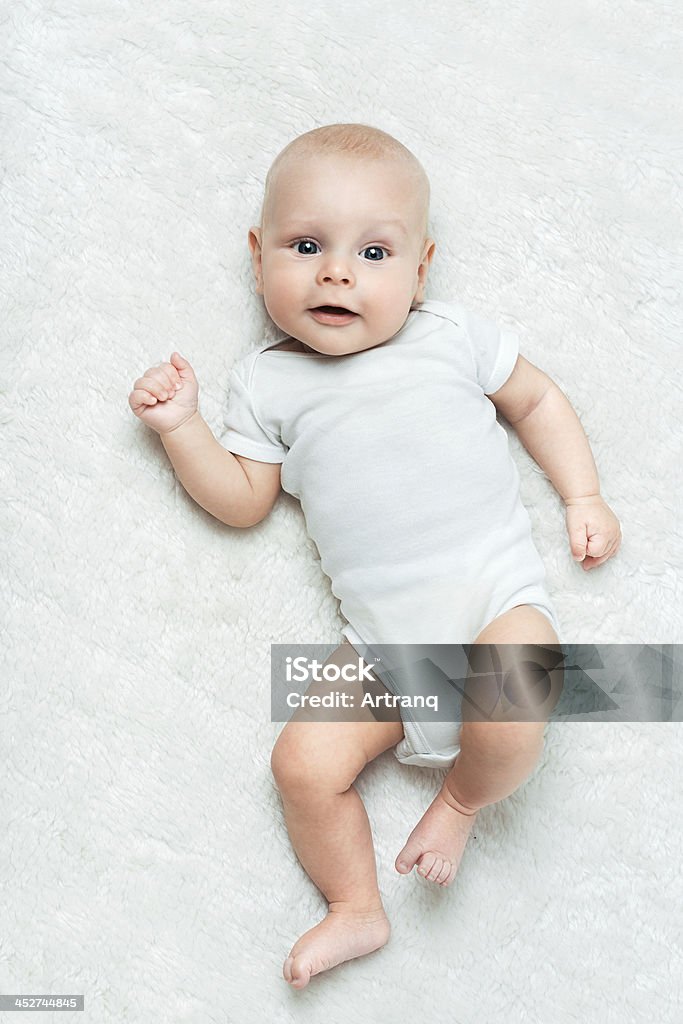 Милый ребенок, лежа на ковре - Стоковые фото Вертикальный роялти-фри