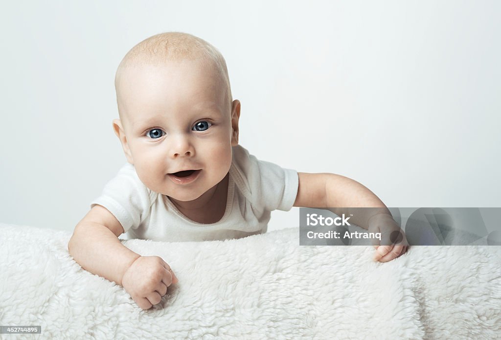 Niños bebés es smilling en la alfombra - Foto de stock de Alegre libre de derechos