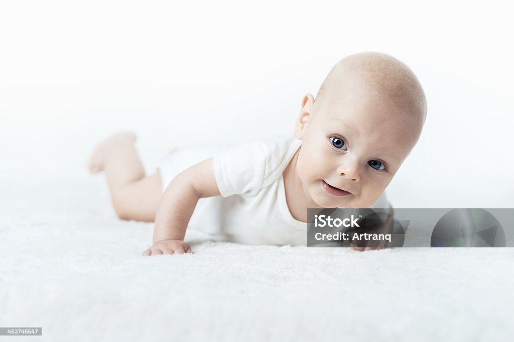 Bebé está acostado de la alfombra - Foto de stock de Alegre libre de derechos