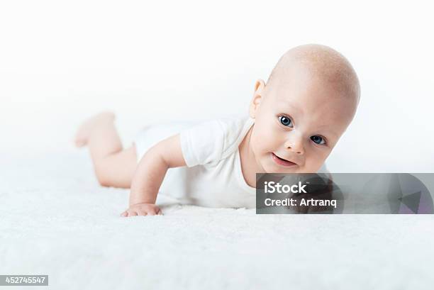 Bebé Está Acostado De La Alfombra Foto de stock y más banco de imágenes de Alegre - Alegre, Alfombrilla, Azul