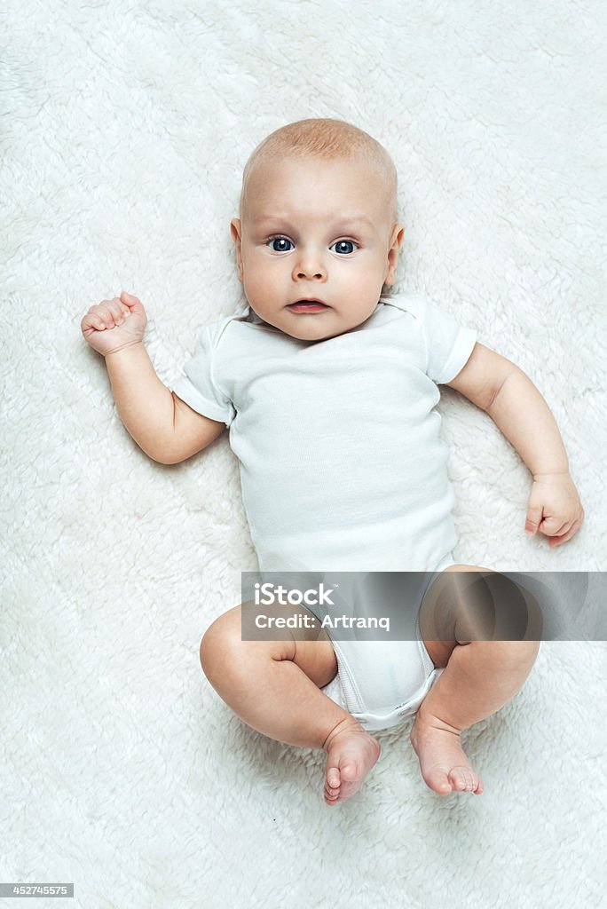Schöne Babys liegen auf dem Teppich - Lizenzfrei Ausgebleicht Stock-Foto