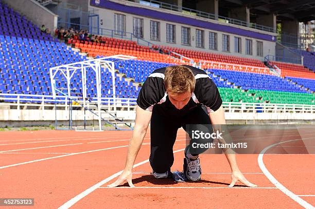 Atleta Allinizio - Fotografie stock e altre immagini di Abbigliamento sportivo - Abbigliamento sportivo, Adulto, Ambientazione esterna