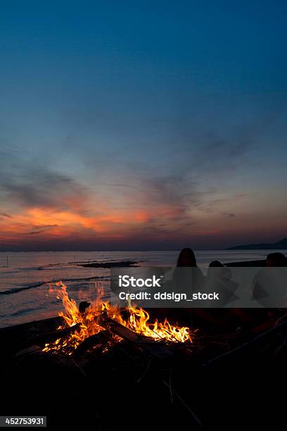 Lagerfeuer Stockfoto und mehr Bilder von Abenddämmerung - Abenddämmerung, Aktivitäten und Sport, Brandungsfischen