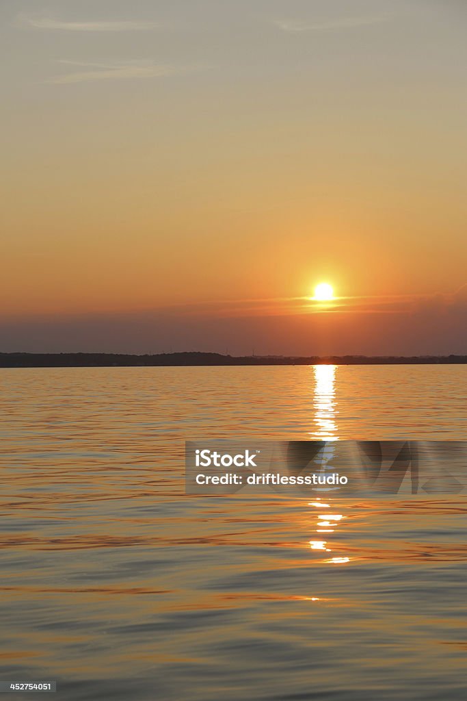 Pulire Lago al tramonto verticale - Foto stock royalty-free di Acqua