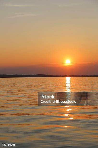 Pulire Lago Al Tramonto Verticale - Fotografie stock e altre immagini di Acqua - Acqua, Ambientazione esterna, Ambientazione tranquilla