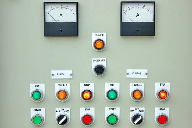 panneau de signalisation. - electricity industry factory control panel photos et images de collection