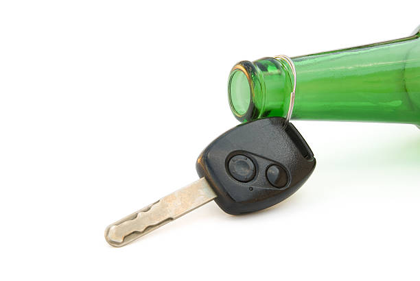 음주 운전 개념, 키 및 맥주병, 클리핑 경로를 - drunk driving alcohol key law 뉴스 사진 이미지