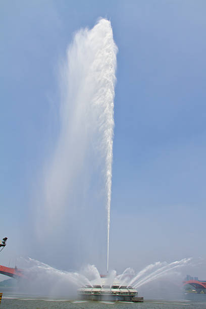 la hermosa fuente en el gran han river.south corea - hangang beach fotografías e imágenes de stock