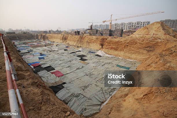 Foto de Construção Site e mais fotos de stock de Arranha-céu - Arranha-céu, Isolador, Almofada