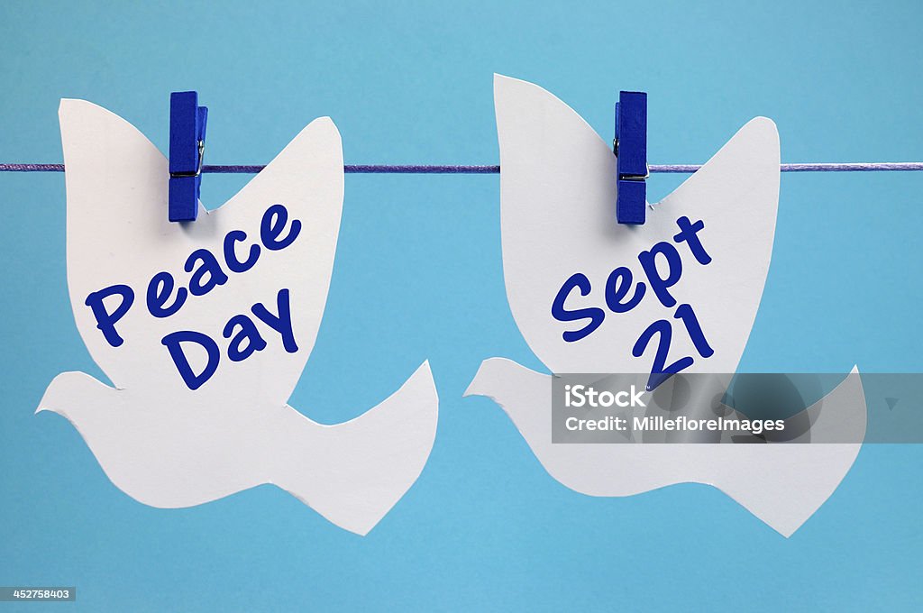 Pace giorno messaggio scritto per spine in linea - Foto stock royalty-free di Giornata Internazionale della Pace - Evento annuale