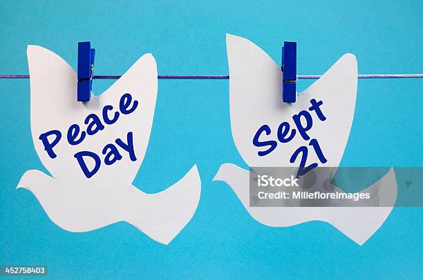 평화의 날 메시지 서면 겹쳐지며 페그가 한 라인 International Day of Peace에 대한 스톡 사진 및 기타 이미지 - International Day of Peace, 0명, 9월