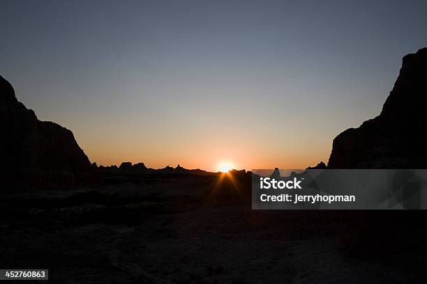 Foto de Pôr Do Sol De Badlands e mais fotos de stock de Colina - Colina, Céu - Fenômeno natural, Céu Claro