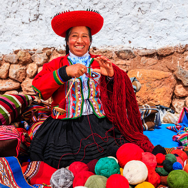 mujer que venden recuerdos peruano en inca ruinas, sagrado valley, perú - trajes tipicos del peru fotografías e imágenes de stock