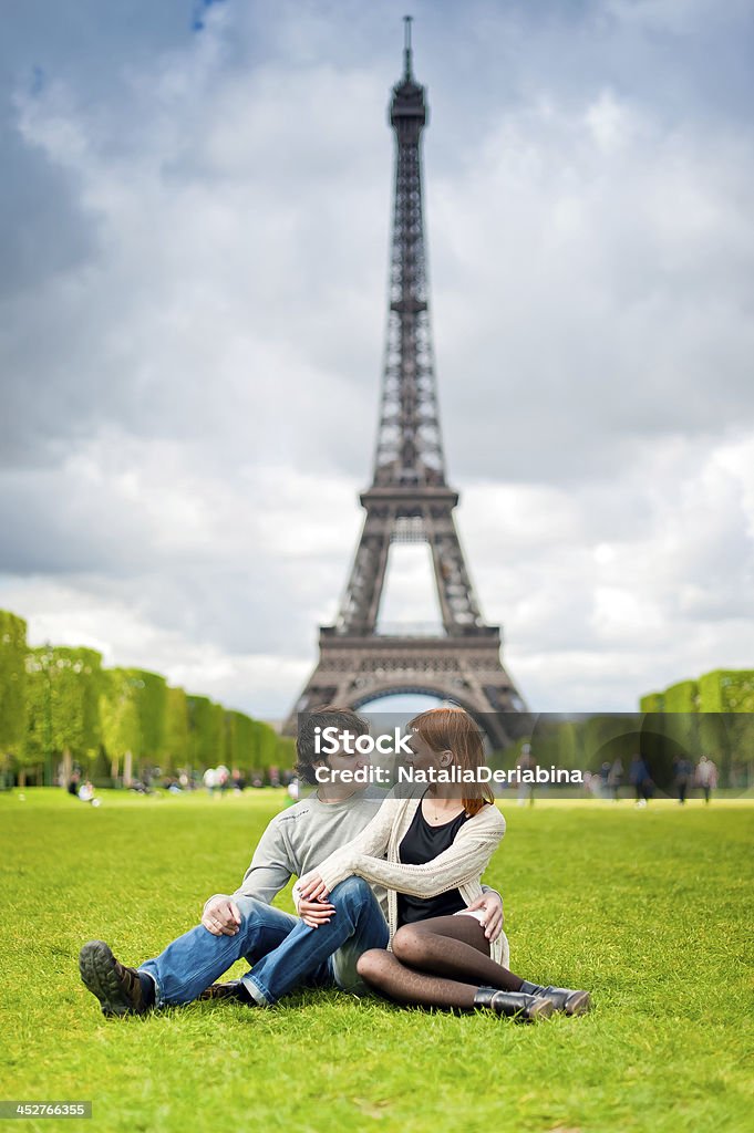 Liebespaar in der Nähe von Eiffelturm in Paris - Lizenzfrei Eiffelturm Stock-Foto