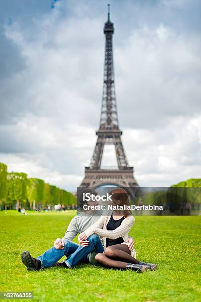 Liebespaar In Der Nähe Von Eiffelturm In Paris Stockfoto und mehr Bilder von Eiffelturm - Eiffelturm, Architektur, Dating