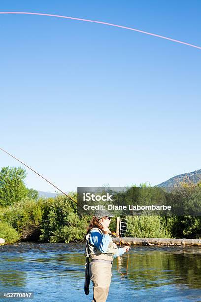 Donna Pesca A Mosca Con Una Montagna Di Vapore - Fotografie stock e altre immagini di Acqua - Acqua, Adulto, Ambientazione esterna