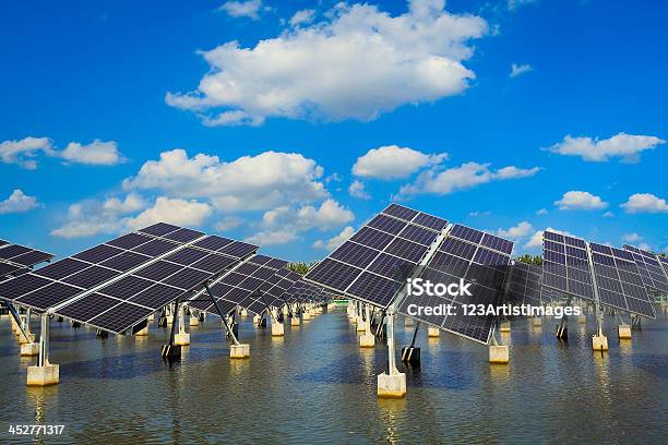Energía Solar Para El Desarrollo Sostenible Foto de stock y más banco de imágenes de Luz del sol - Luz del sol, Panel Solar, Producción de combustible y energía