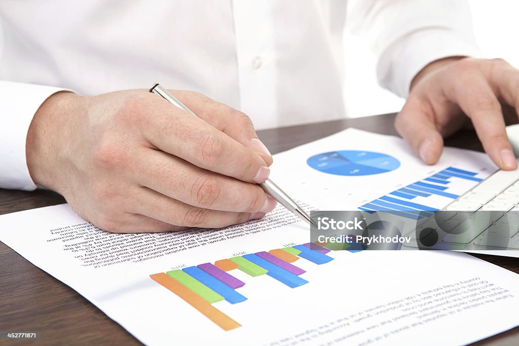Geschäftsmann Zeichen ein Dokument am Schreibtisch in Büro - Lizenzfrei Abmachung Stock-Foto