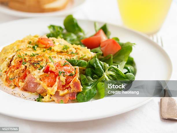 Herb Omelette - zdjęcia stockowe i więcej obrazów Bekon - Bekon, Bez ludzi, Cheddar - ser