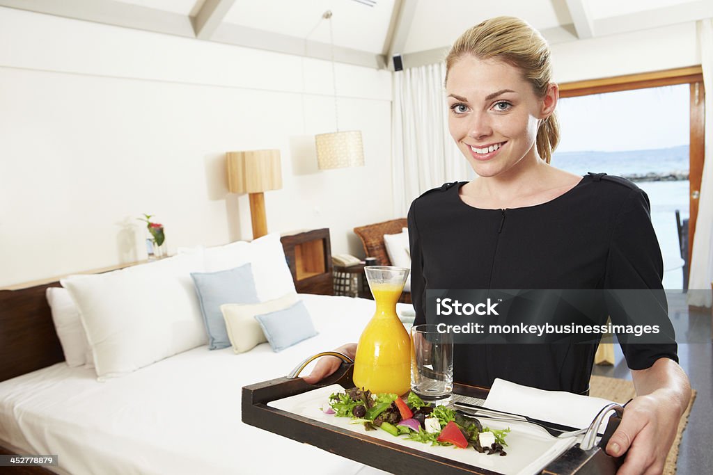 Retrato de trabalhador entregar Hotel sala de refeição - Royalty-free Serviço de Quarto Foto de stock