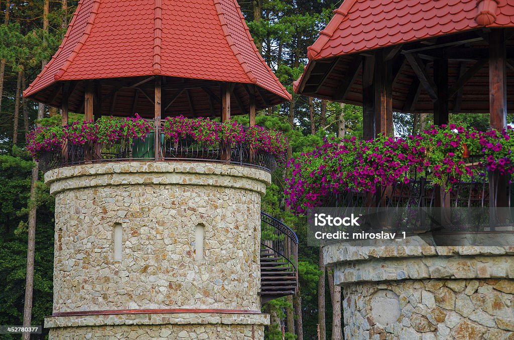 Dwa altanki kwiatami w Bojnice Spa - Zbiór zdjęć royalty-free (Altana)