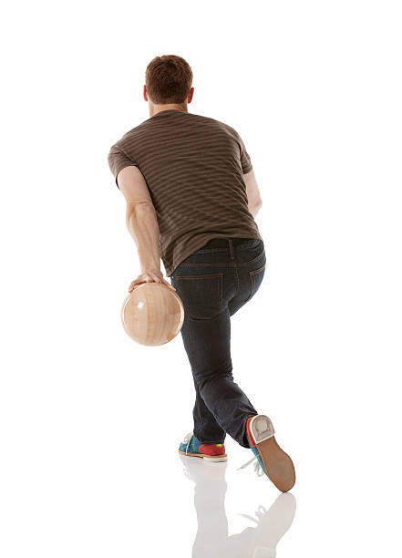 vue arrière d'un jeune homme de bowling - bowling isolated sportsman vertical photos et images de collection