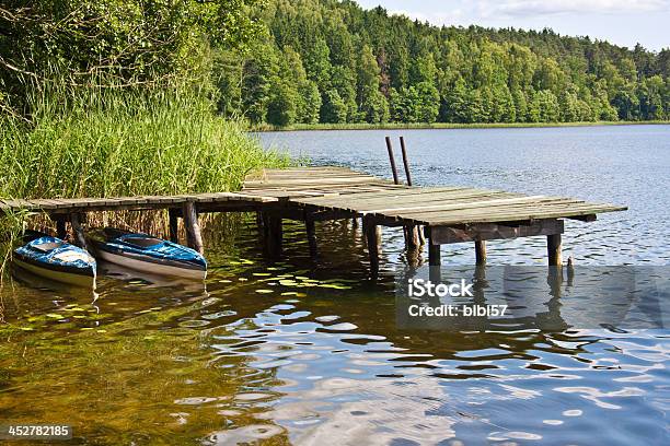 Foto de Jetty E Canoas No Lago Em Masuria Polônia e mais fotos de stock de Lago - Lago, Cana, Caniço