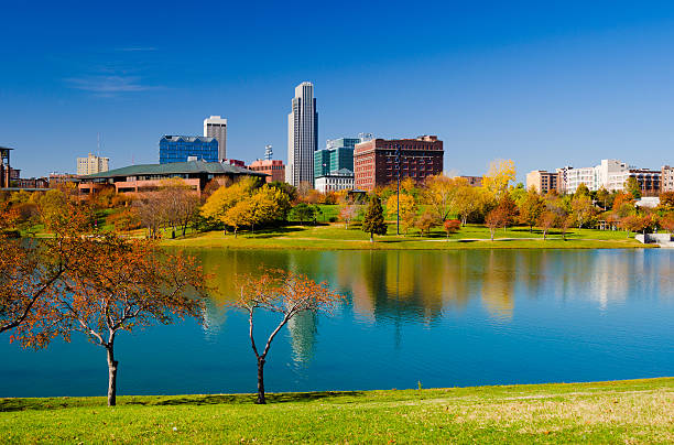 omaha skyline e terra da américa park - nebraska imagens e fotografias de stock