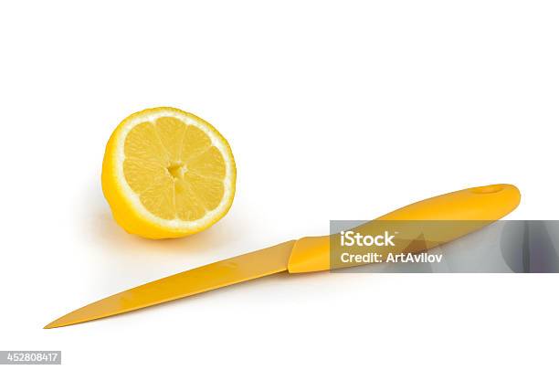 Половины Лимона И Желтый Нож — стоковые фотографии и другие картинки Горизонтальный - Горизонтальный, Еда, Жёлтый